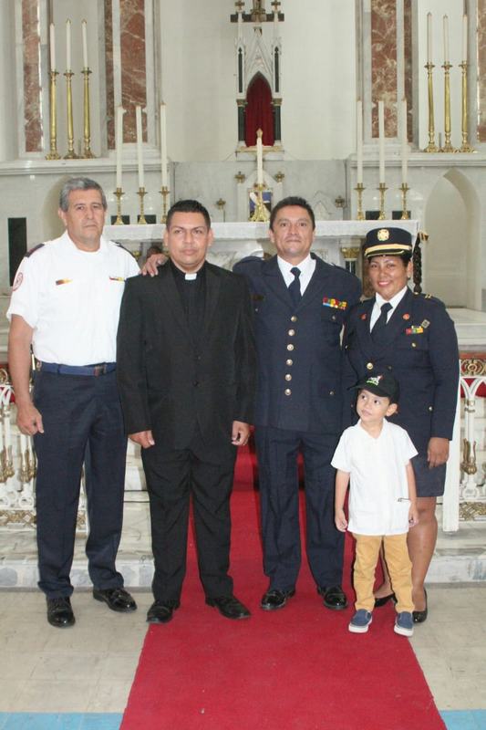 Amigos del cuerpo bomberos de Neiva, acompañaron al sacerdote.